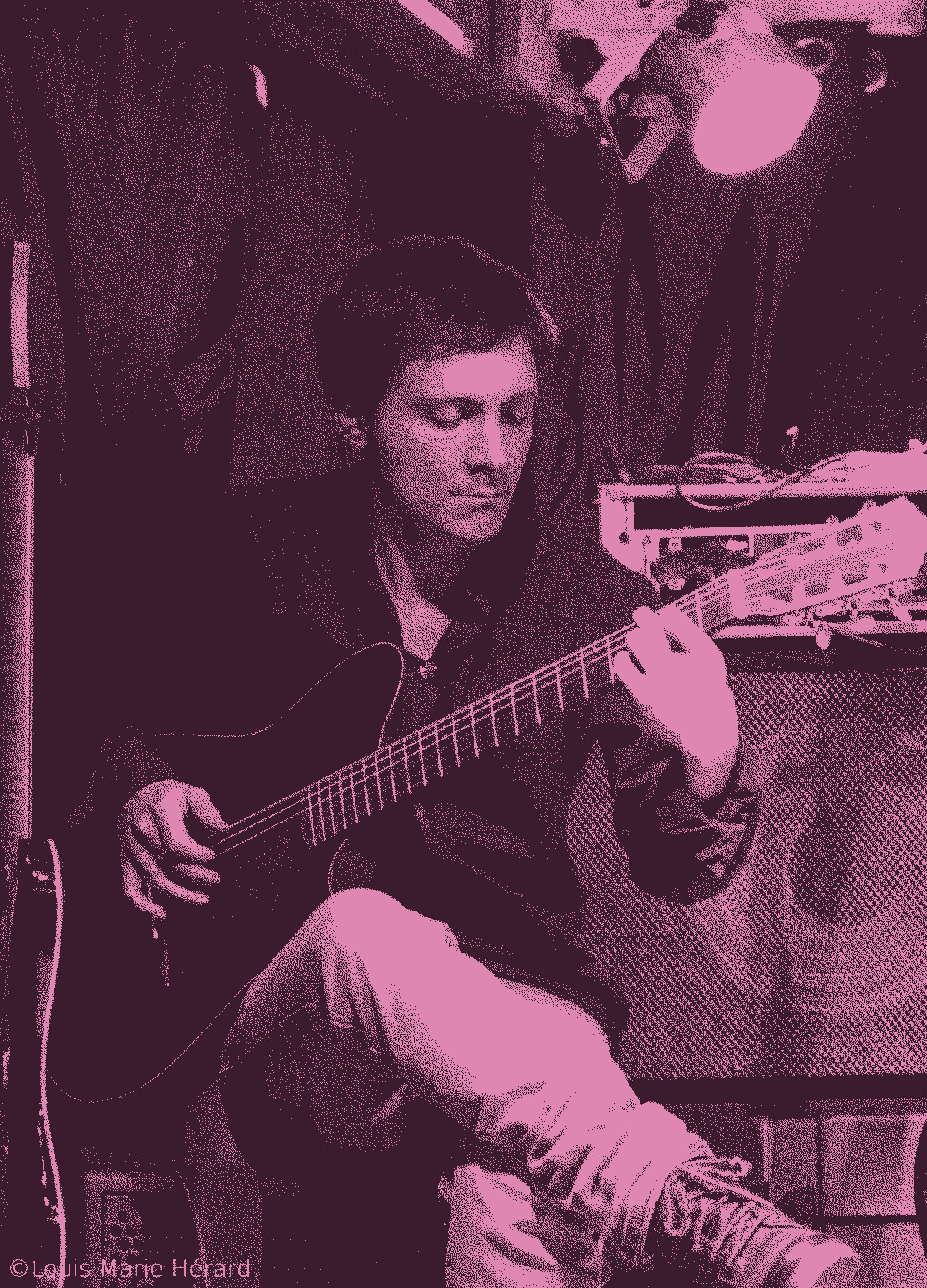 Photo de Clément Bertine en train de jouer de la guitare